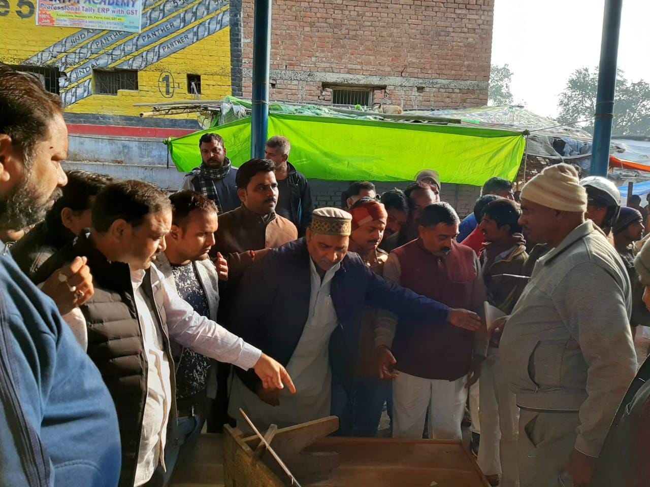 राठ रोड पर कोतवाल को सटोरियों की करतूत बताते विधायक वे जिलाध्यक्ष राठ रोड पर कोतवाल को सटोरियों की करतूत बताते विधायक वे जिलाध्यक्ष
