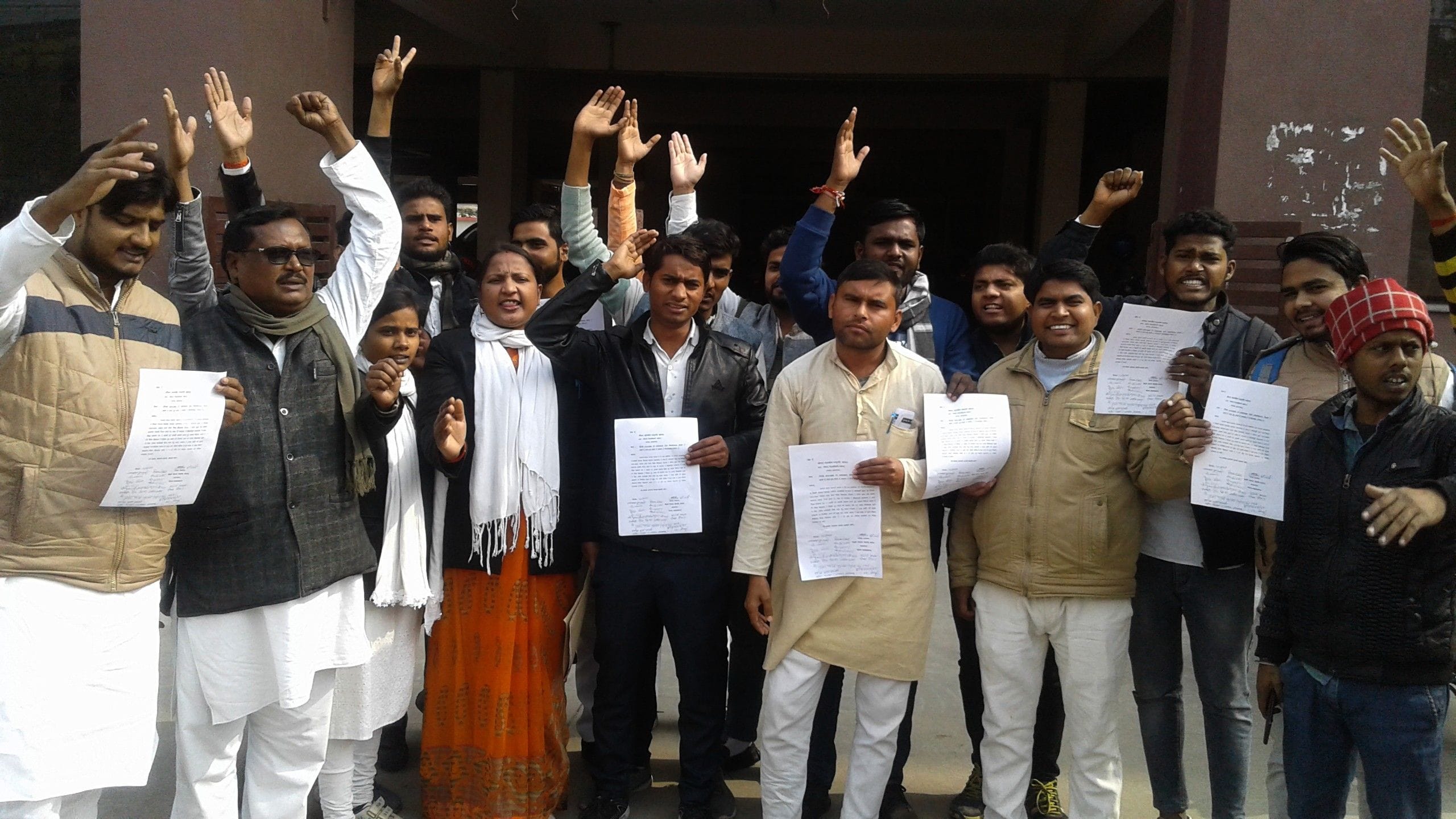 कलेक्ट्रेट पर जेएनयू में हुये हमले के विरोध में प्रदर्शन करते छात्र।