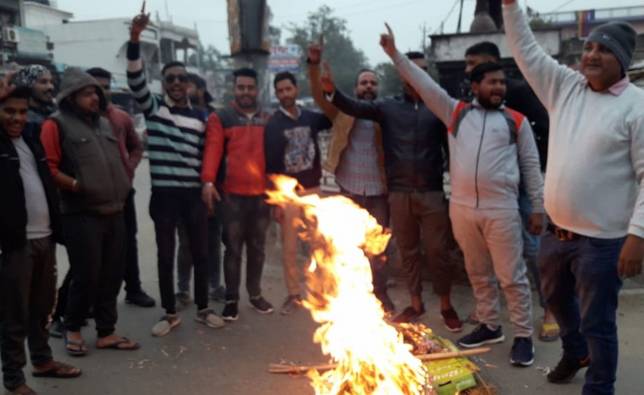 सितारगंज के महाराणा प्रताप चौक पर पाकिस्तान का पूतला फूंकते एवीबीपी कार्यकर्ता। सितारगंज के महाराणा प्रताप चौक पर पाकिस्तान का पूतला फूंकते एवीबीपी कार्यकर्ता।