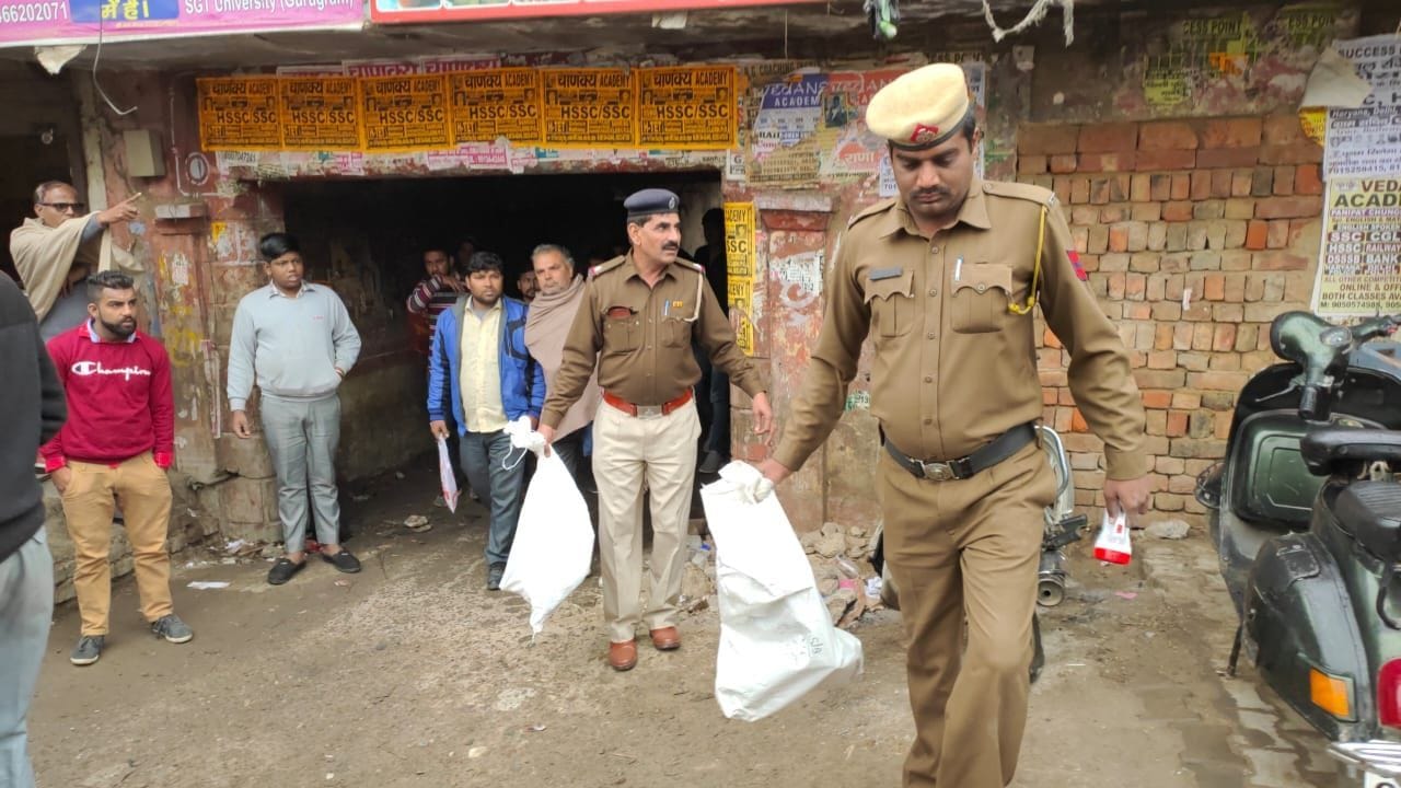 गोहाना में खंडहर भवन में जले मिले शव के अवशेष लेकर बाहर जाती पुलिस। गोहाना में खंडहर भवन में जले मिले शव के अवशेष लेकर बाहर जाती पुलिस।