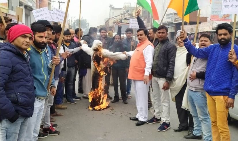 गदरपुर के गूलरभोज चौराहे पर पाकिस्तान सरकार का पुतला फूंकते कार्यकर्ता। गदरपुर के गूलरभोज चौराहे पर पाकिस्तान सरकार का पुतला फूंकते कार्यकर्ता।