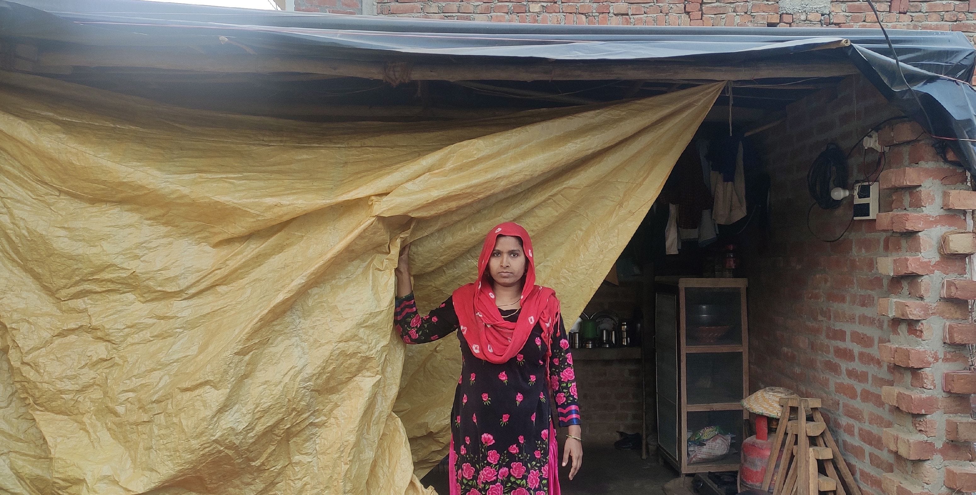 जलालाबाद में अपने घर की छत पर पन्नी डालकर रहे रही रेशमा । संवाद जलालाबाद में अपने घर की छत पर पन्नी डालकर रहे रही रेशमा । संवाद