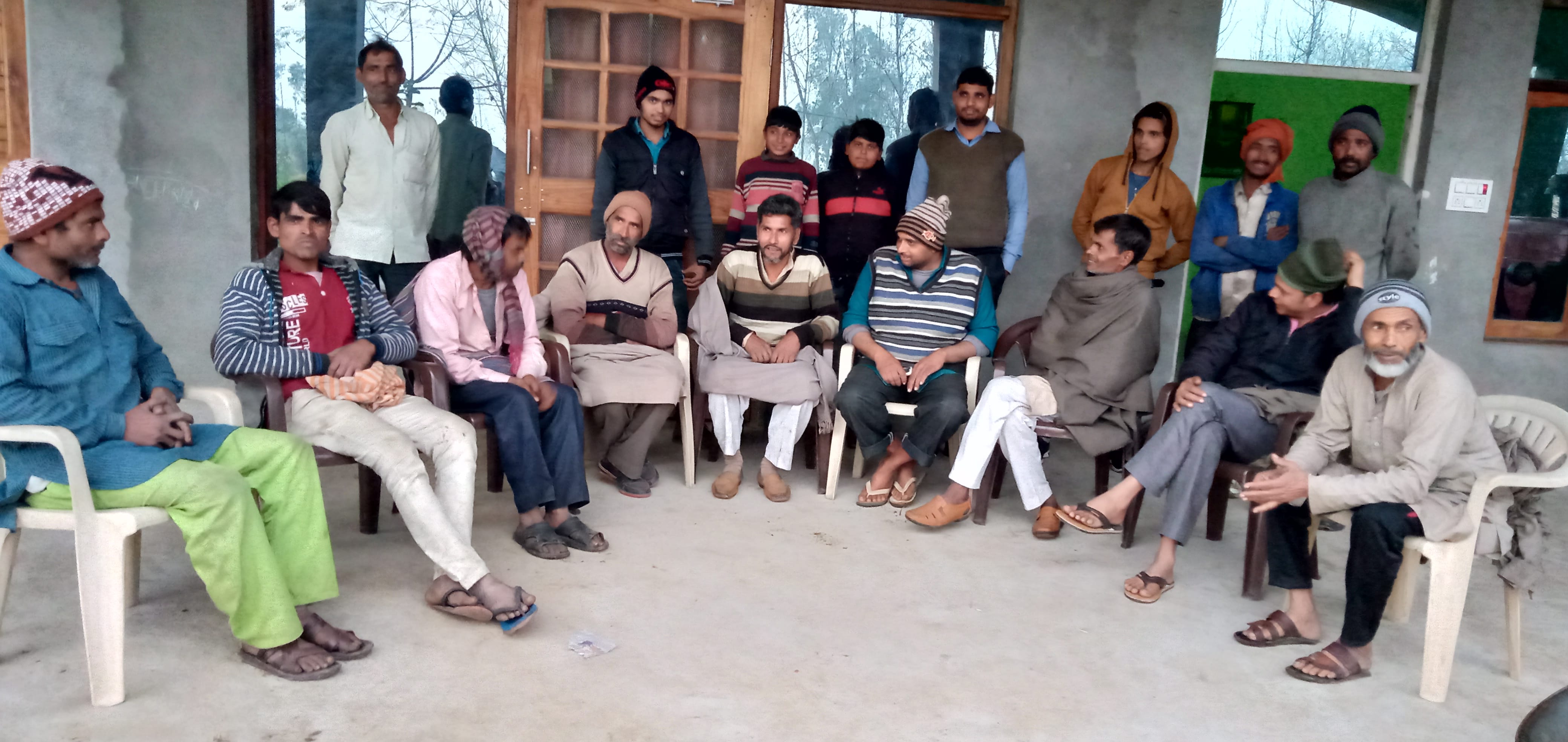 10-गांव दौलतपुर में तेंदुए की दस्तक को लेकर उससे निपटने के लिए योजना बनाते ग्रामीण। 10-गांव दौलतपुर में तेंदुए की दस्तक को लेकर उससे निपटने के लिए योजना बनाते ग्रामीण।