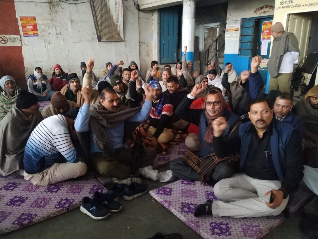 जींद बस स्टैंड पर नारेबाजी करते कर्मचारी। जींद बस स्टैंड पर नारेबाजी करते कर्मचारी।