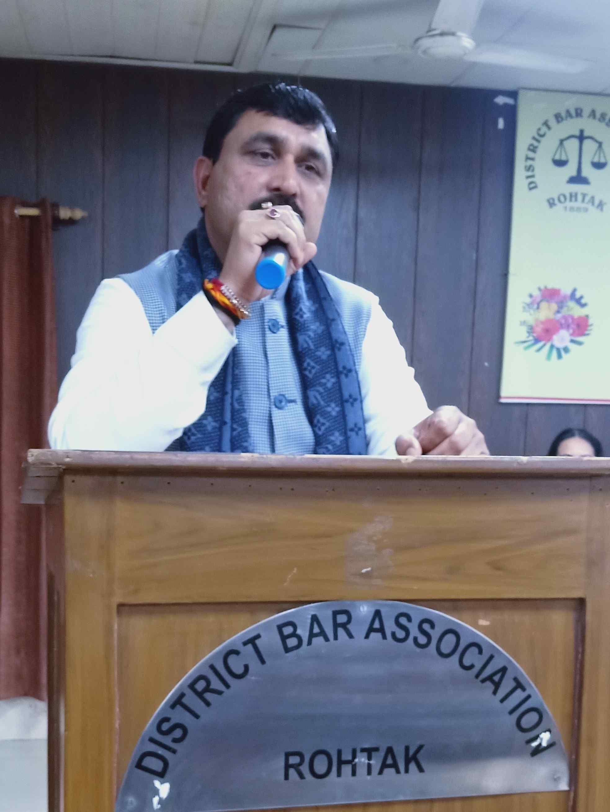 बार एसोसिएशन की ओर से आयोजित सभा में बोलते महम से निर्दलीय विधायक बलराज कुंडू