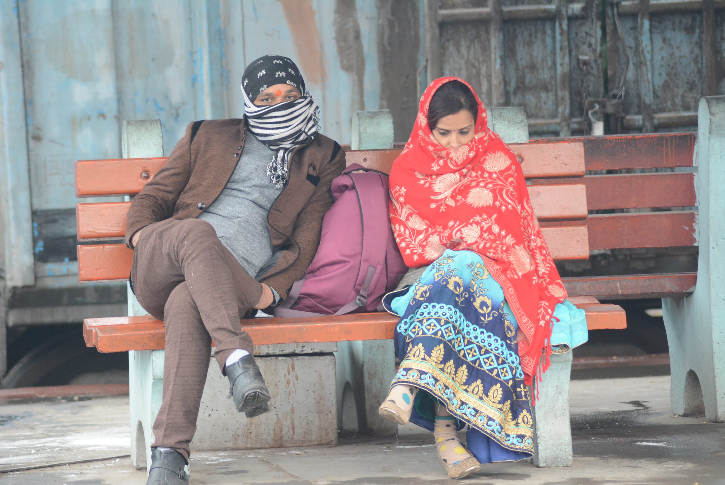 सर्दी व रिमझिम बारिश पर ट्रेन का इंतजार करते यात्री। सर्दी व रिमझिम बारिश पर ट्रेन का इंतजार करते यात्री।
