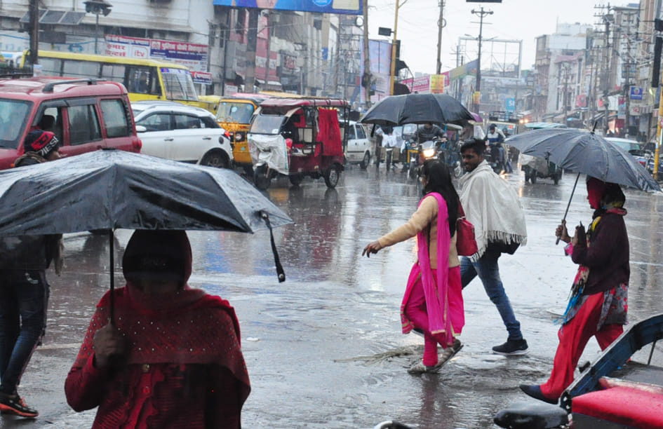 सहारनपुर में हो रही बरसात में घंटाघर होकर गुजरते लोग सहारनपुर में हो रही बरसात में घंटाघर होकर गुजरते लोग