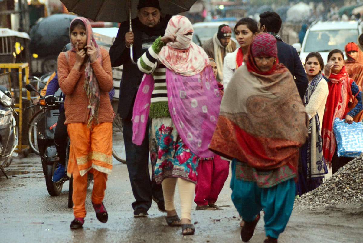 सर्दी व बारिश में गंतव्य को जाते राहगीर। सर्दी व बारिश में गंतव्य को जाते राहगीर।