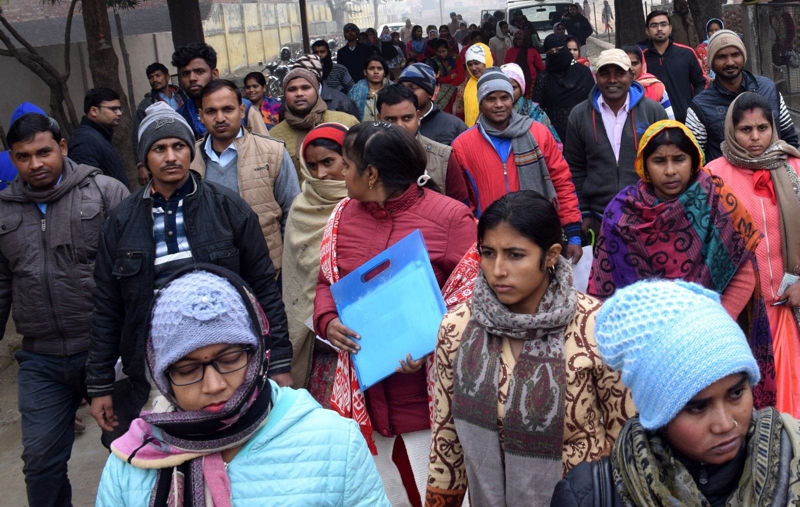 राजकीय बालिका इंटर कालेज में टीईटी परीक्षा देकर निकलते अभ्यर्थी। राजकीय बालिका इंटर कालेज में टीईटी परीक्षा देकर निकलते अभ्यर्थी।