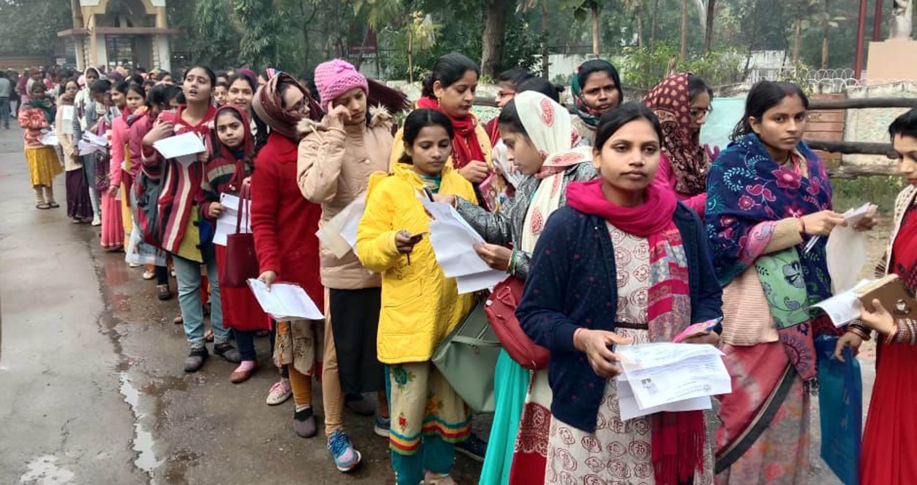 जेएन कालेज में टीईटी के लिए प्रवेश करतीं महिला अभ्यर्थी।