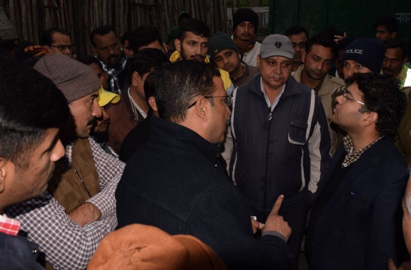 रुद्रपुर की इंदिरा कालोनी में अधिकारियों से नोंकझोंक करते अतिक्रमणकारी। रुद्रपुर की इंदिरा कालोनी में अधिकारियों से नोंकझोंक करते अतिक्रमणकारी।