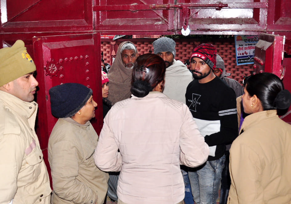 कन्या इंटर कॉलेज टीईटी की परीक्षा में रोके जाने पर हंगामा करते अभ्यर्थी कन्या इंटर कॉलेज टीईटी की परीक्षा में रोके जाने पर हंगामा करते अभ्यर्थी