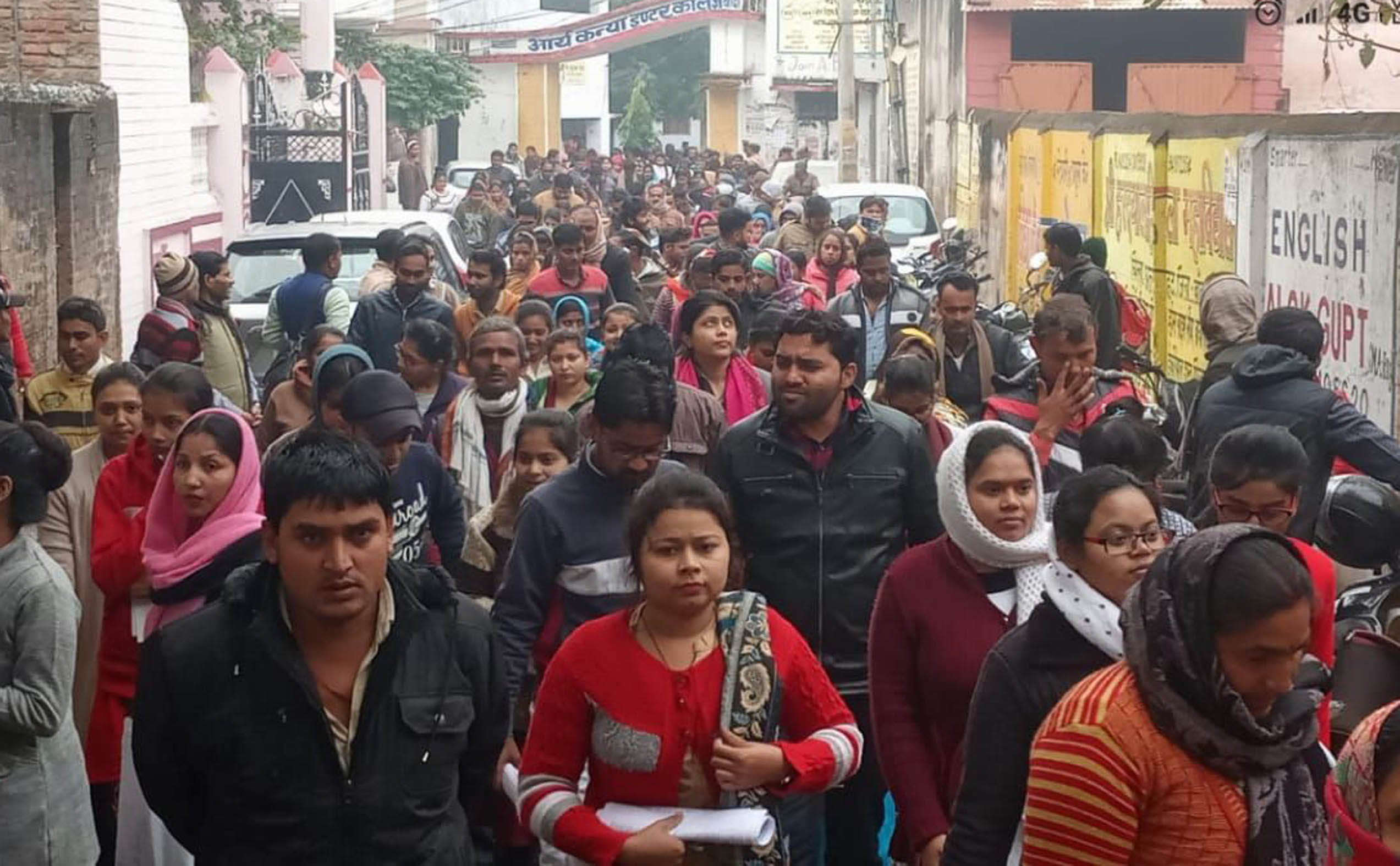 टीईटी पेपर देने के बाद बाहर निकलते परीक्षार्थी।