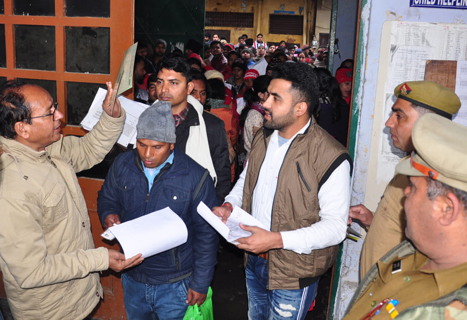 इस्लामिया मुस्लिम गर्ल्स इंटर कॉलेज पर टीईटी की परीक्षा के दौरान चैकिंग कोपी मार्कसीट लाने पर र? इस्लामिया मुस्लिम गर्ल्स इंटर कॉलेज पर टीईटी की परीक्षा के दौरान चैकिंग कोपी मार्कसीट लाने पर र?