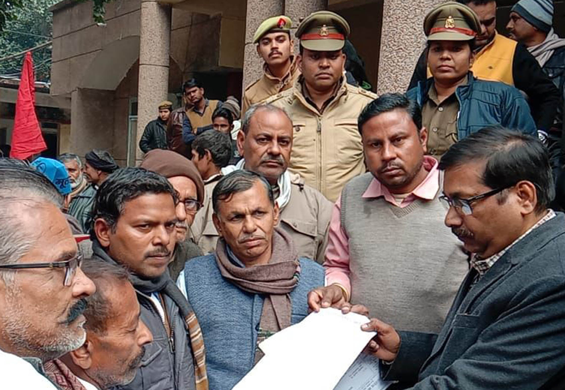 कलक्ट्रेट में अधिकारी को ज्ञापन देते भाकपा नेता। कलक्ट्रेट में अधिकारी को ज्ञापन देते भाकपा नेता।