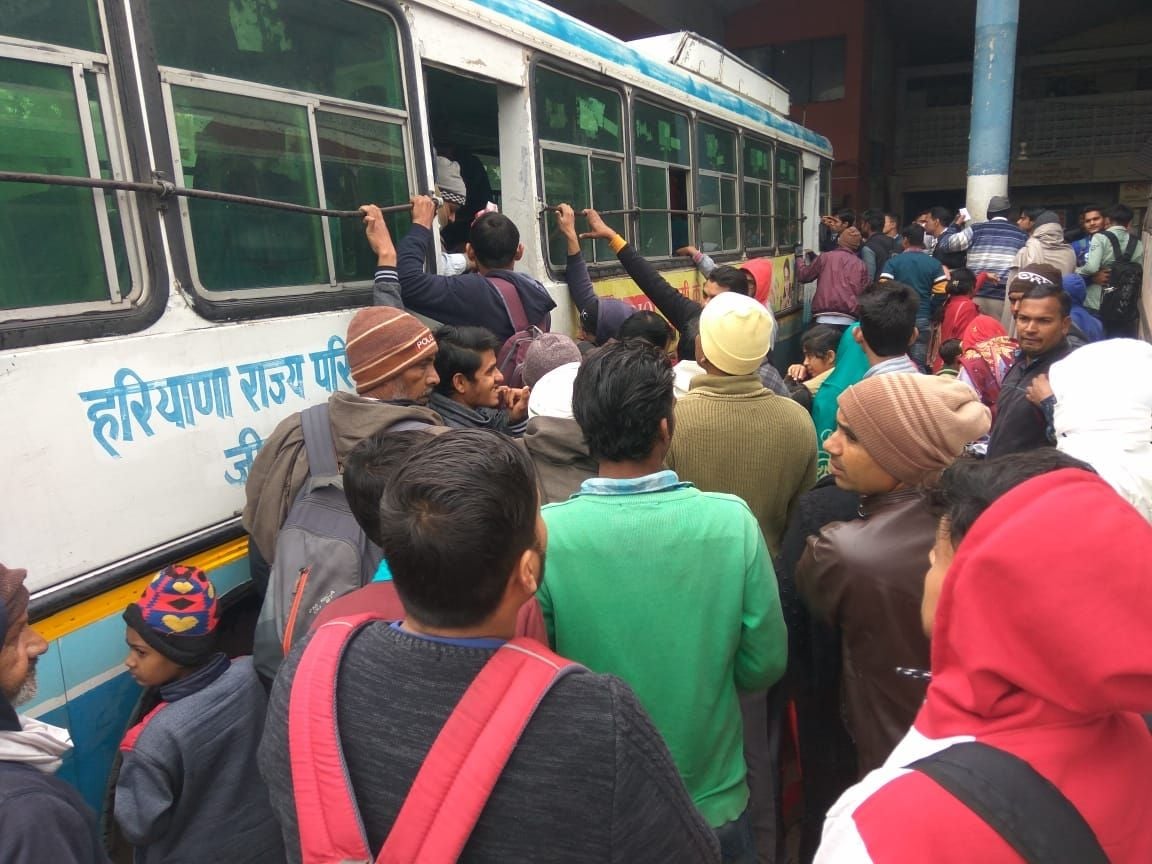 हड़ताल के दौरान जींद बस स्टैंड पर बस आने पर उसमें चढ़ने के लिए संघर्ष करते यात्री। हड़ताल के दौरान जींद बस स्टैंड पर बस आने पर उसमें चढ़ने के लिए संघर्ष करते यात्री।