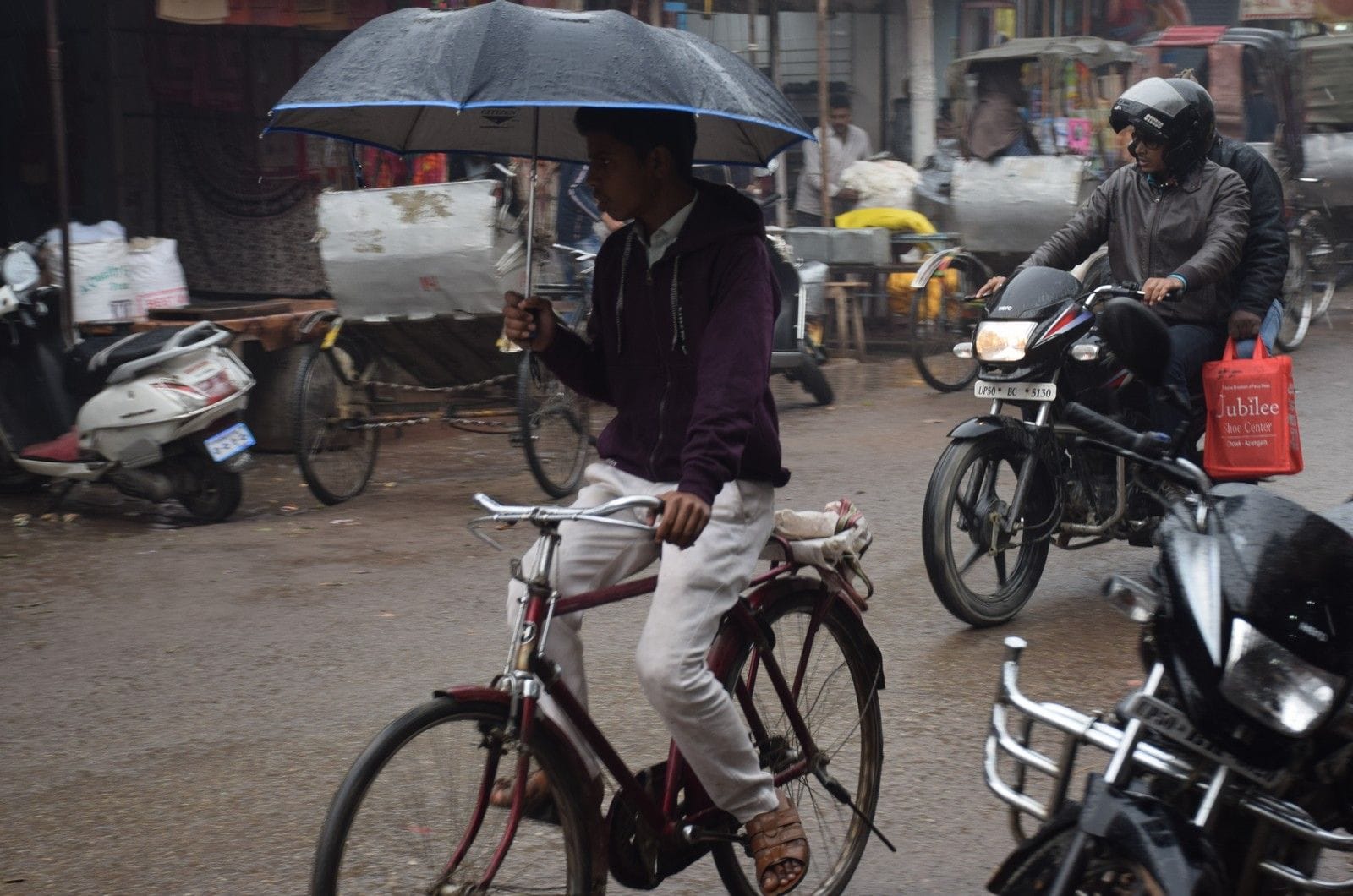 कलेक्ट्रेट क्षेत्र में बारिश से में भींगते लोग। कलेक्ट्रेट क्षेत्र में बारिश से में भींगते लोग।