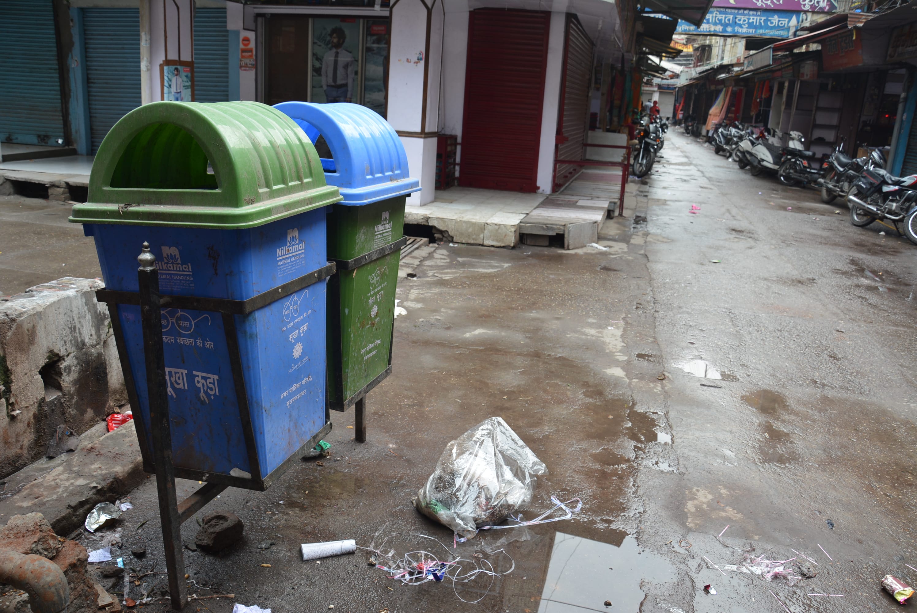 नगर में पलिका द्वारा रखे गये गीला एवं सूखा कूडा के डस्टबिन। नगर में पलिका द्वारा रखे गये गीला एवं सूखा कूडा के डस्टबिन।