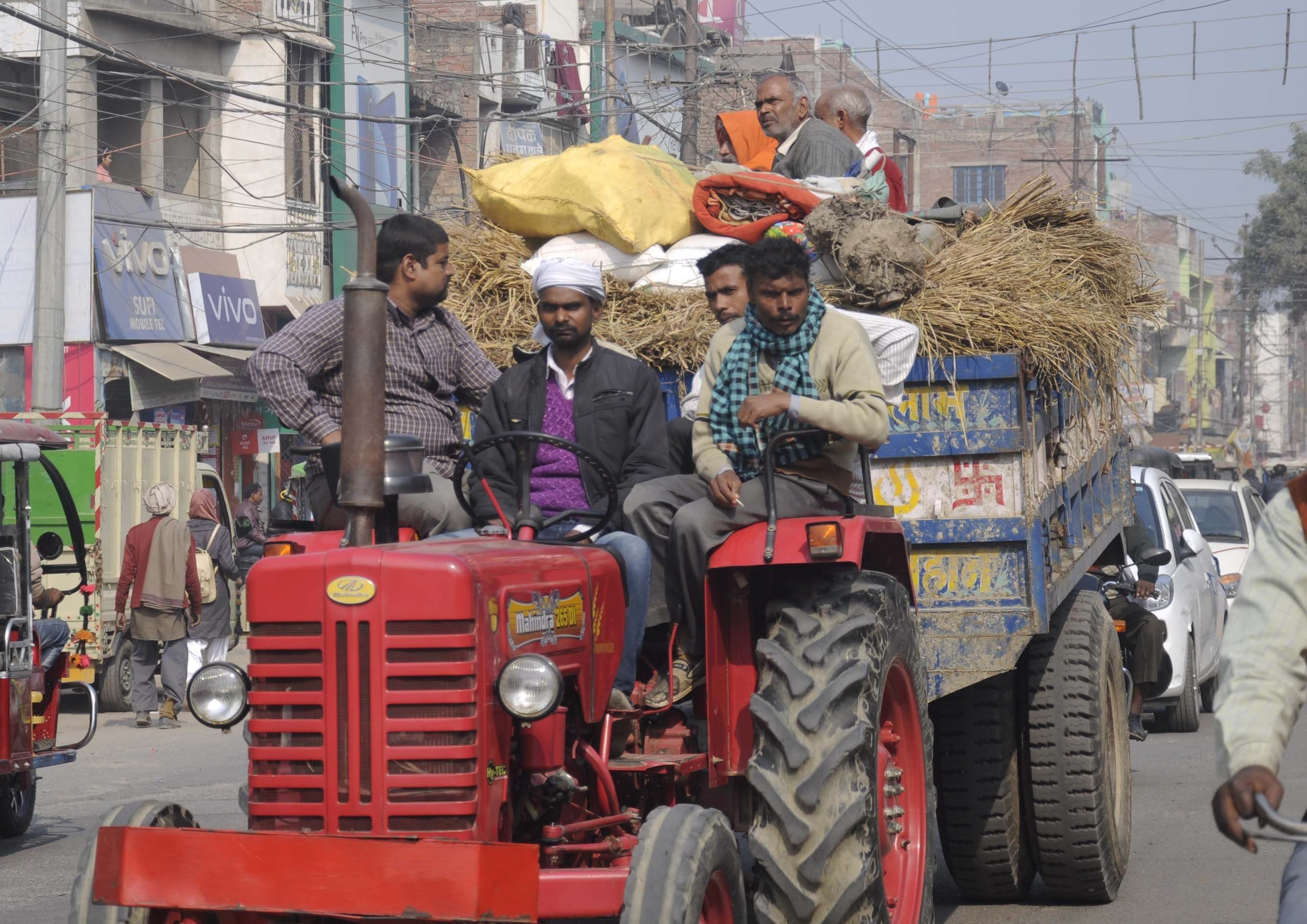 ट्रैक्टर ट्राली पर सामान लेकर प्रयागराज कल्पवास करने जाते श्रद्धालु। ट्रैक्टर ट्राली पर सामान लेकर प्रयागराज कल्पवास करने जाते श्रद्धालु।