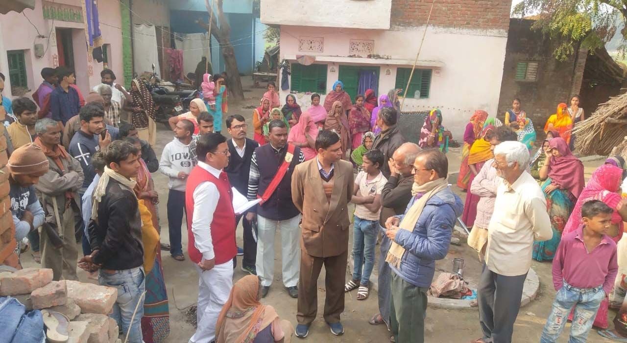 लालगंज के खेमसरी में छत ढहने से महिला की मौत के बाद मौके पर पहुंचे एसडीएम।