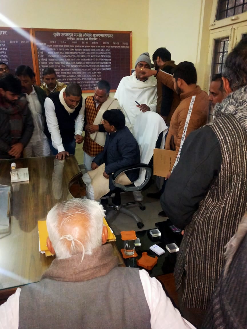 2 खतौली नगर पालिका के सभासद मुजफ्फरनगर में प्रदेश के राज्यमंत्री कपिलदेव अग्रवाल से पालिका में भ?