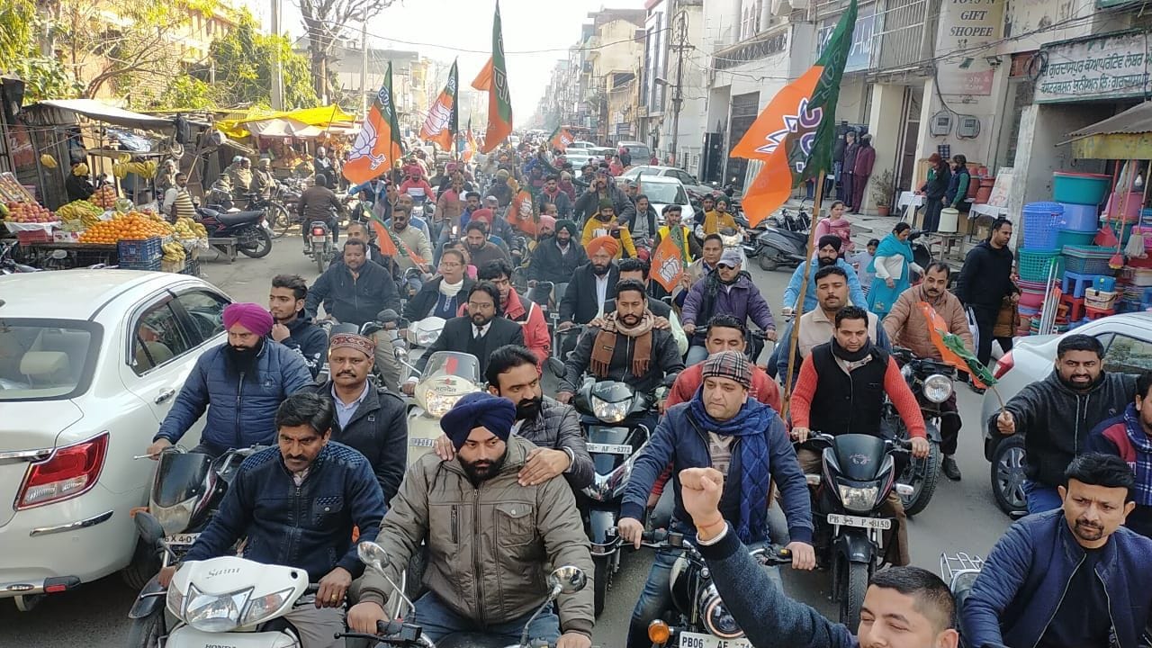 गुरदासपुर में बिजली के ऊंचे रेट के खिलाफ बाइक रैली निकालते भाजपा कार्यकर्ता।