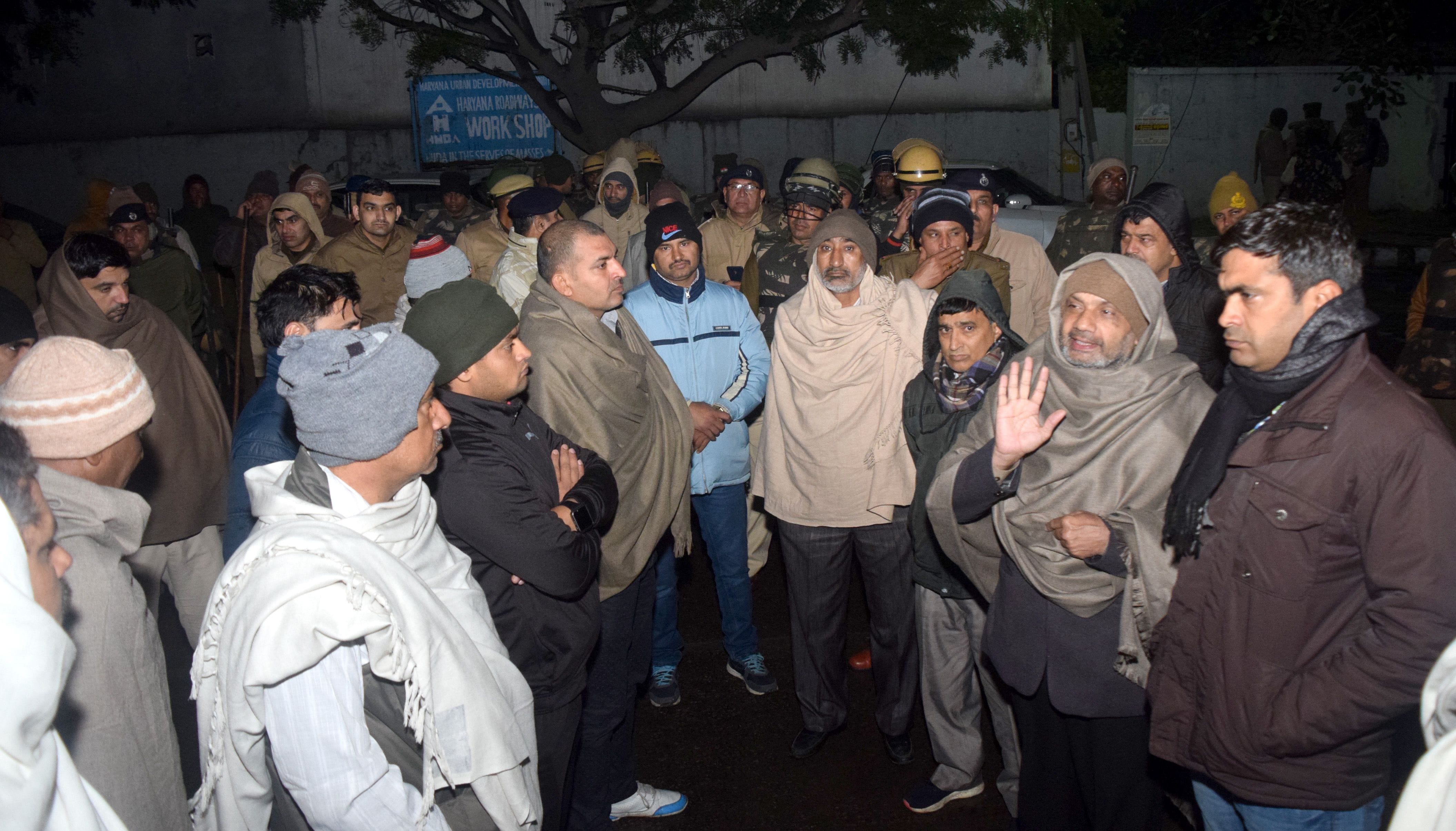 कर्मचारियों के राष्ट्रव्यापी हड़ताल के दौरान बुधवार को नए बस स्टैंड के वर्कशाप पर सभा करते हड़त?