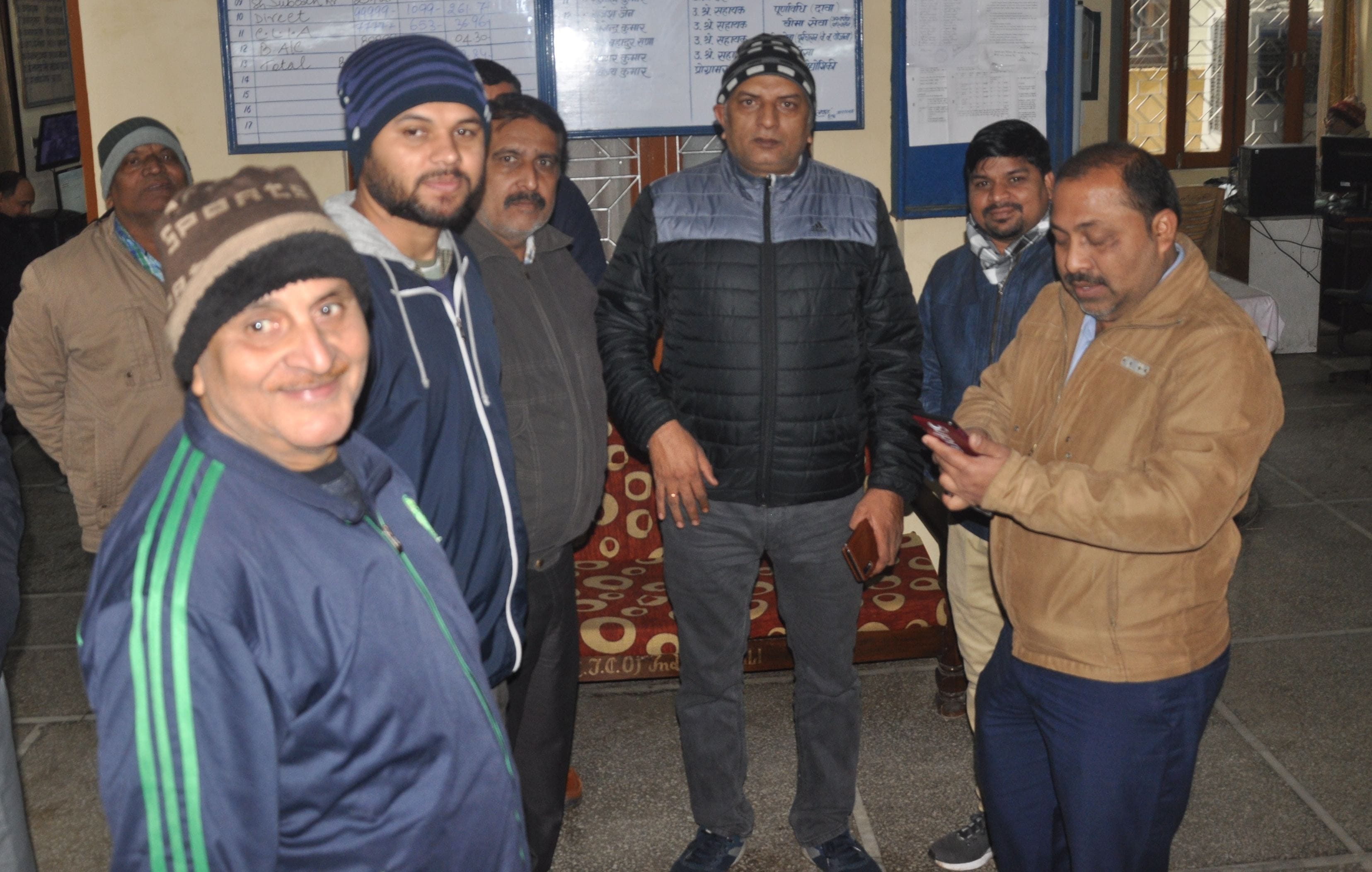 शामली में एलआईसी कार्यालय में कामकाज बंद कराते बैंक कर्मचारी। शामली में एलआईसी कार्यालय में कामकाज बंद कराते बैंक कर्मचारी।