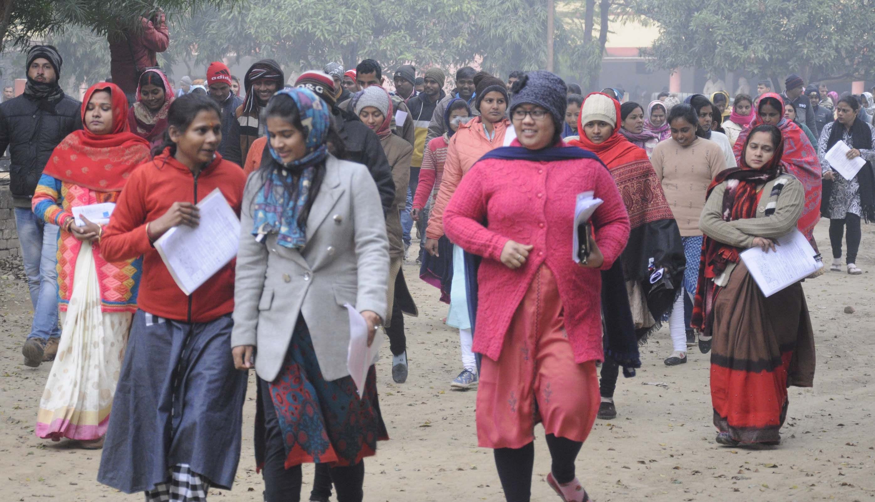 केपी कालेज से टीईटी परीक्षा देकर बाहर निकली महिला प्रतिभागी। केपी कालेज से टीईटी परीक्षा देकर बाहर निकली महिला प्रतिभागी।