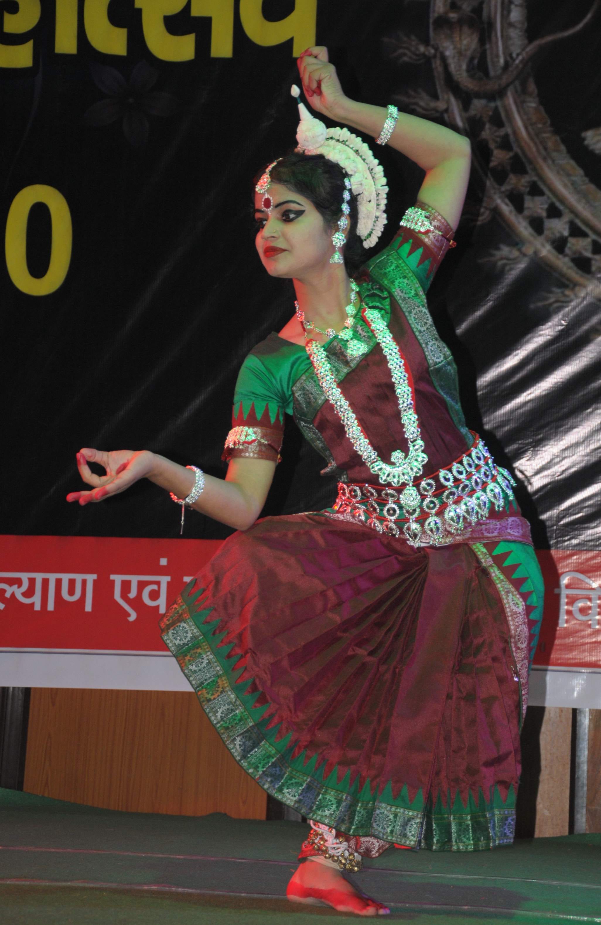 ननुरखेड़ा में युवा कल्याण निदेशालय की और से आयोजित युवा महोत्सव में कथक नृत्य की प्रस्तुति देत?