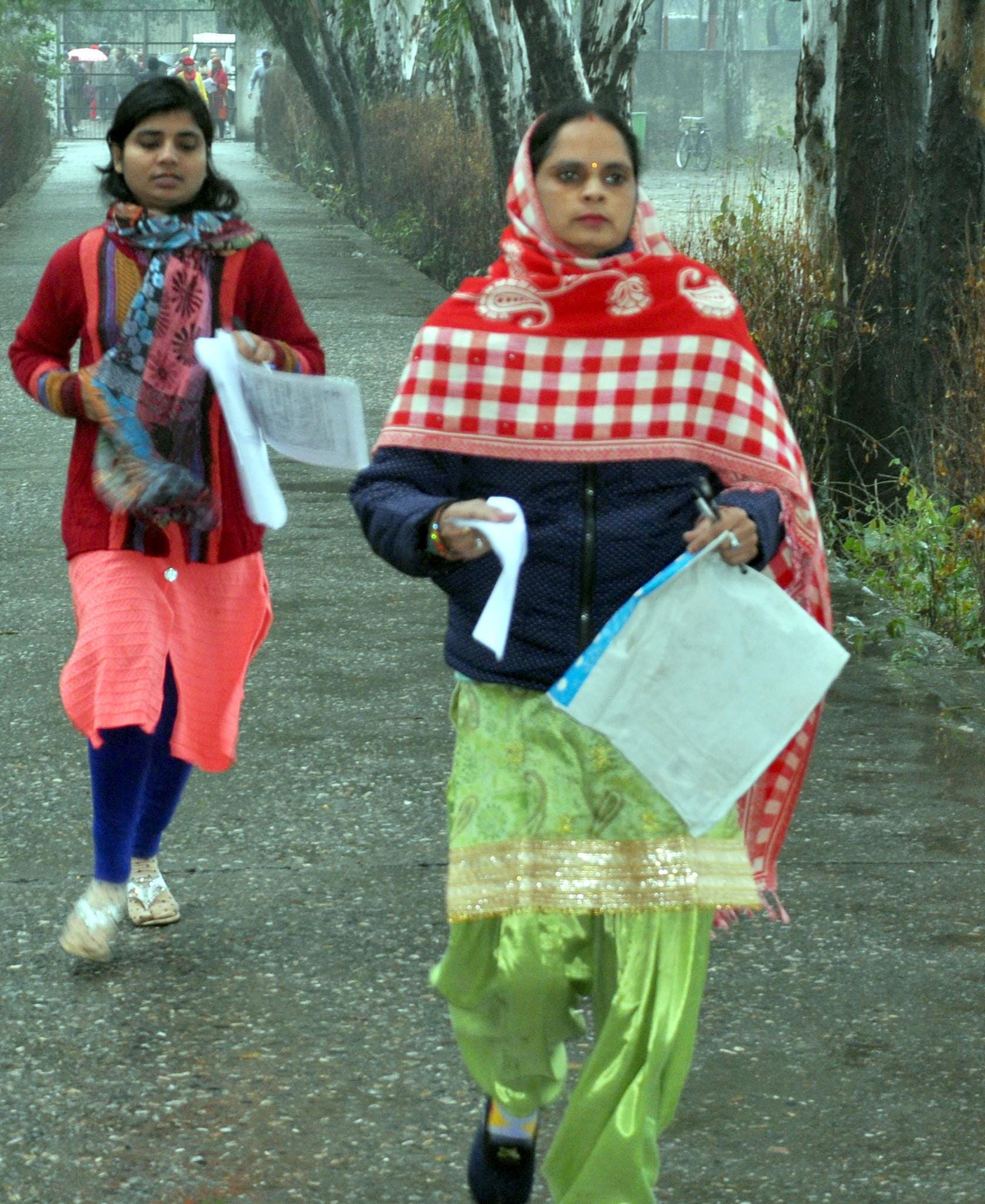 शामली के वीवी डिग्री कॉलेज में दौड़ लगाकर परीक्षा देने के लिये जाती महिला अभ्यर्थी। शामली के वीवी डिग्री कॉलेज में दौड़ लगाकर परीक्षा देने के लिये जाती महिला अभ्यर्थी।