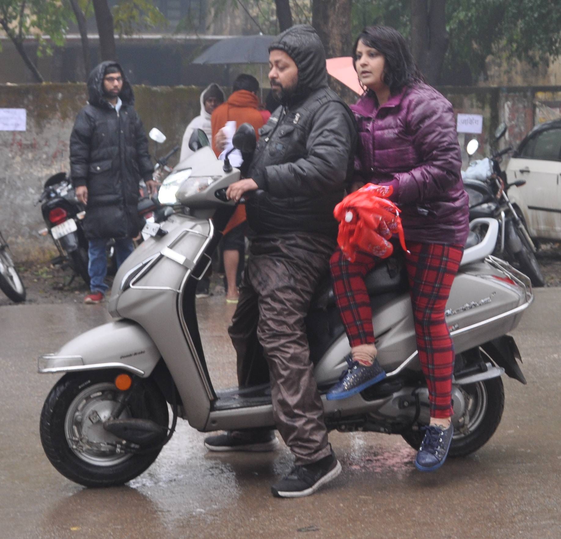शामली के वीवी डिग्री कॉलेज में परीक्षा देने के लिए स्कूटी पर बैठकर जाती अभ्यर्थी। शामली के वीवी डिग्री कॉलेज में परीक्षा देने के लिए स्कूटी पर बैठकर जाती अभ्यर्थी।