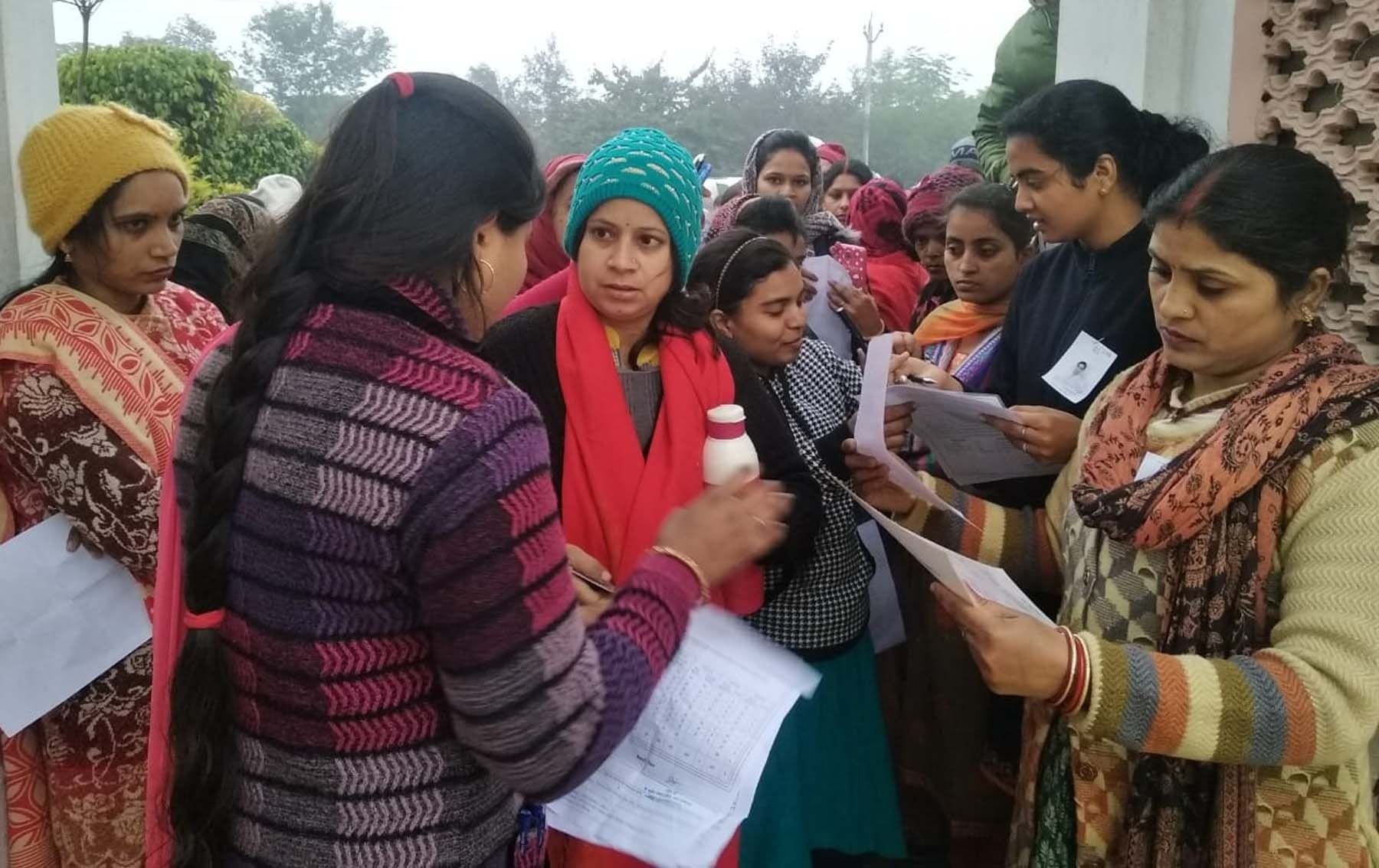 भुपियामऊ स्थित टीईटी परीक्षा केन्द्र में प्रवेश के दौरान परीक्षार्थियों की चेकिंग करती कर्मचा? भुपियामऊ स्थित टीईटी परीक्षा केन्द्र में प्रवेश के दौरान परीक्षार्थियों की चेकिंग करती कर्मचा?