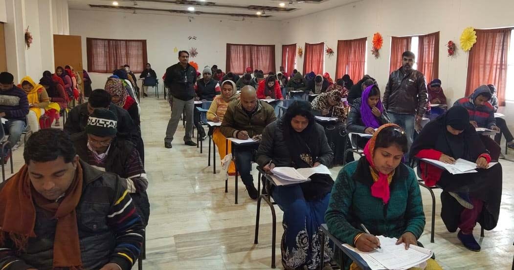 भुपियामऊ में टीईटी परीक्षा देते परीक्षार्थी। भुपियामऊ में टीईटी परीक्षा देते परीक्षार्थी।