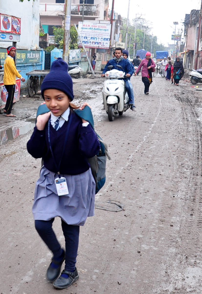 जनक नगर में प्रशासन द्वारा छूटटी के बाद भी स्कूल जाती छात्रा