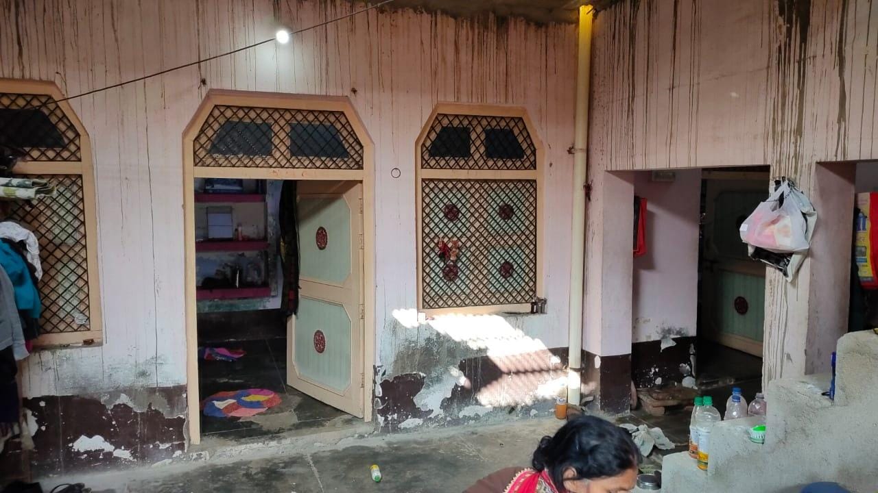 घर में बिखरा पड़ा सामान।