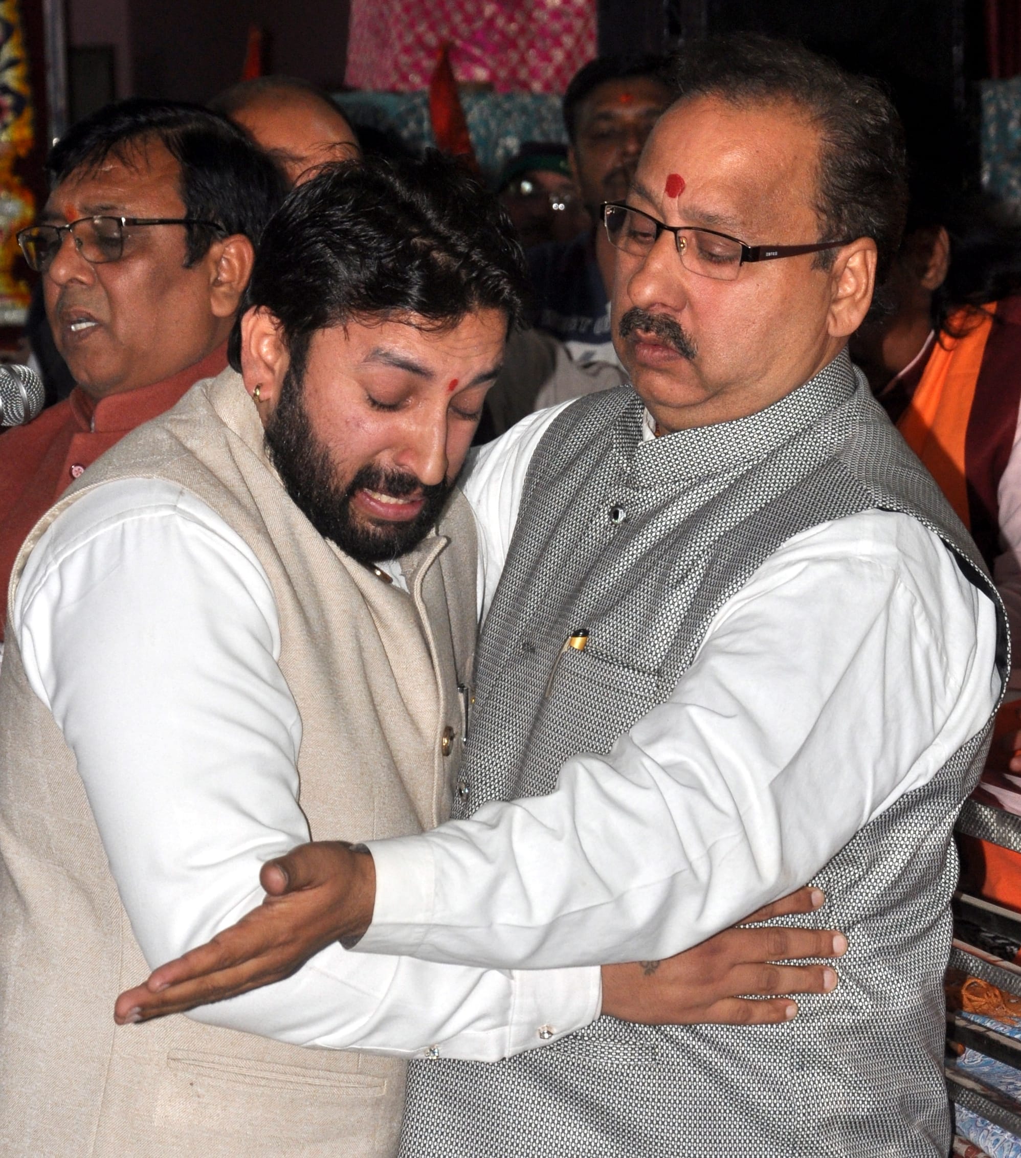 शामली की पंजाबी कॉलोनी में आयोजित श्रद्धांजलि सभा में विलाप करते पाठक परिवार के सदस्य। शामली की पंजाबी कॉलोनी में आयोजित श्रद्धांजलि सभा में विलाप करते पाठक परिवार के सदस्य।