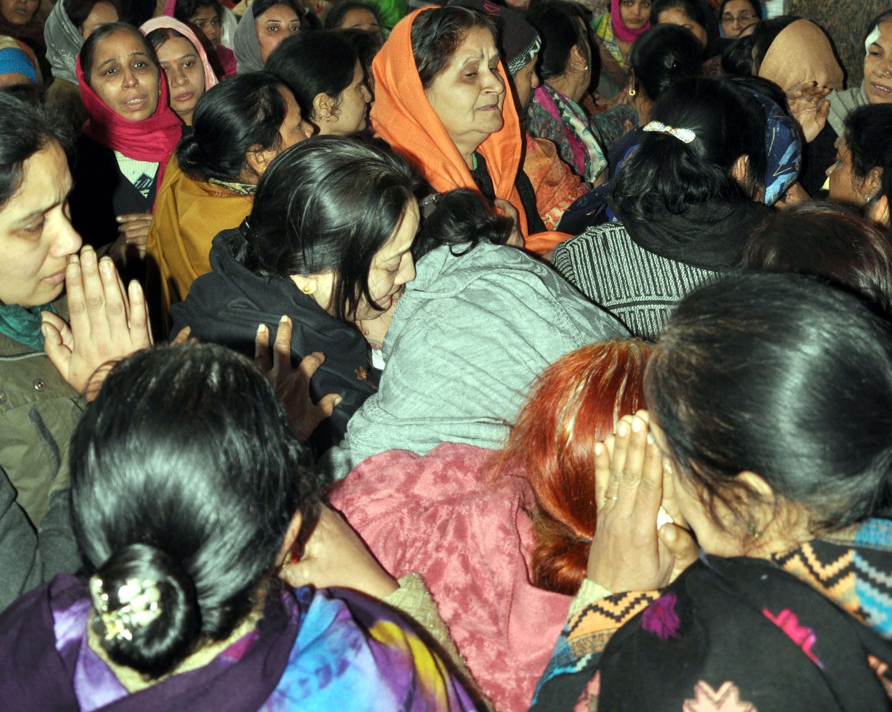 पाठक परिवार हत्याकांड : शामली की पंजाबी कॉलोनी में आयोजित श्रद्धांजलि सभा में विलाप करतीं परिवा? पाठक परिवार हत्याकांड : शामली की पंजाबी कॉलोनी में आयोजित श्रद्धांजलि सभा में विलाप करतीं परिवा?