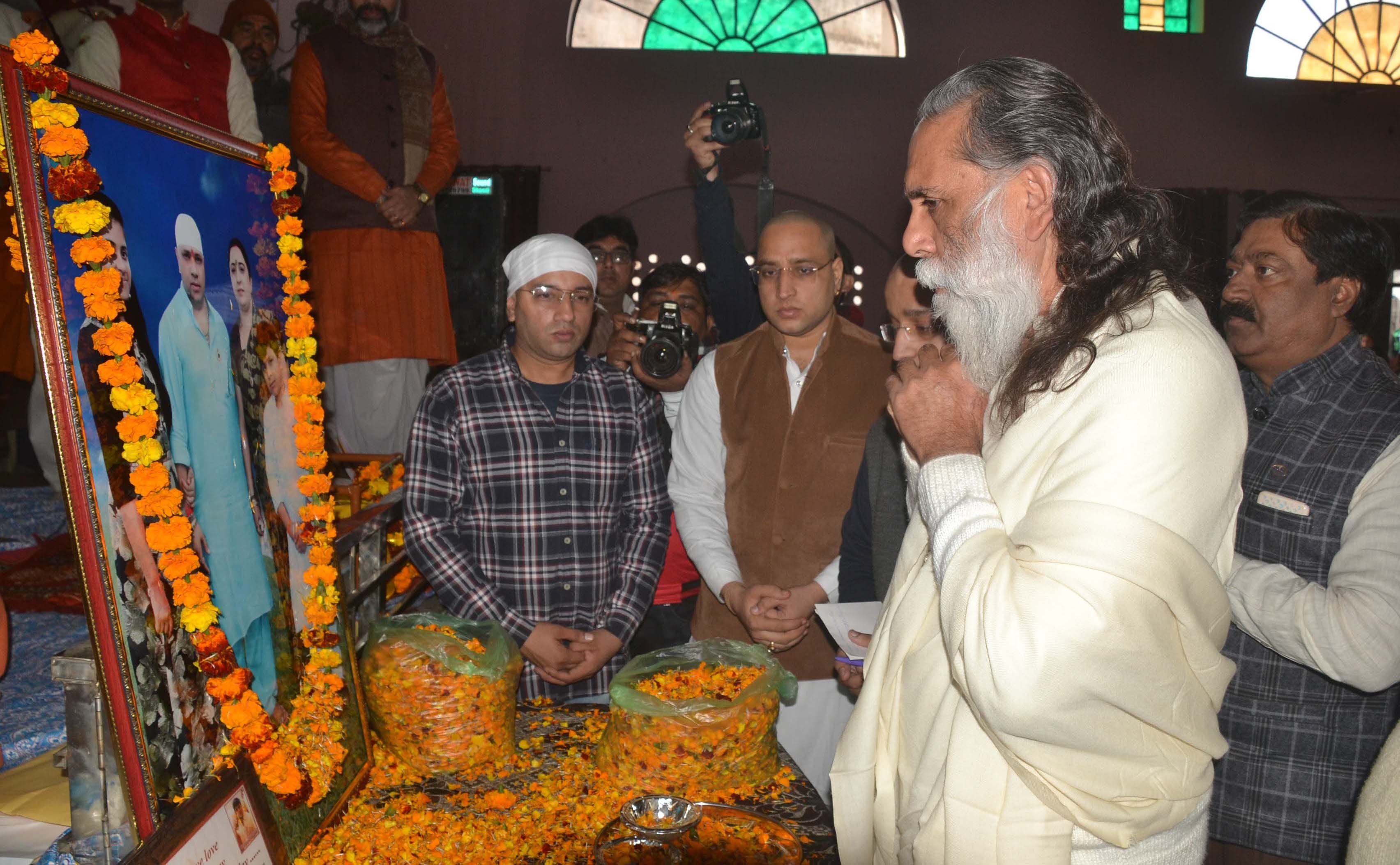 पाठक परिवार हत्याकांड : शामली की पंजाबी कॉलोनी के रघुनाथ मंदिर में आयोजित श्रद्धांजलि देते स्वा? पाठक परिवार हत्याकांड : शामली की पंजाबी कॉलोनी के रघुनाथ मंदिर में आयोजित श्रद्धांजलि देते स्वा?