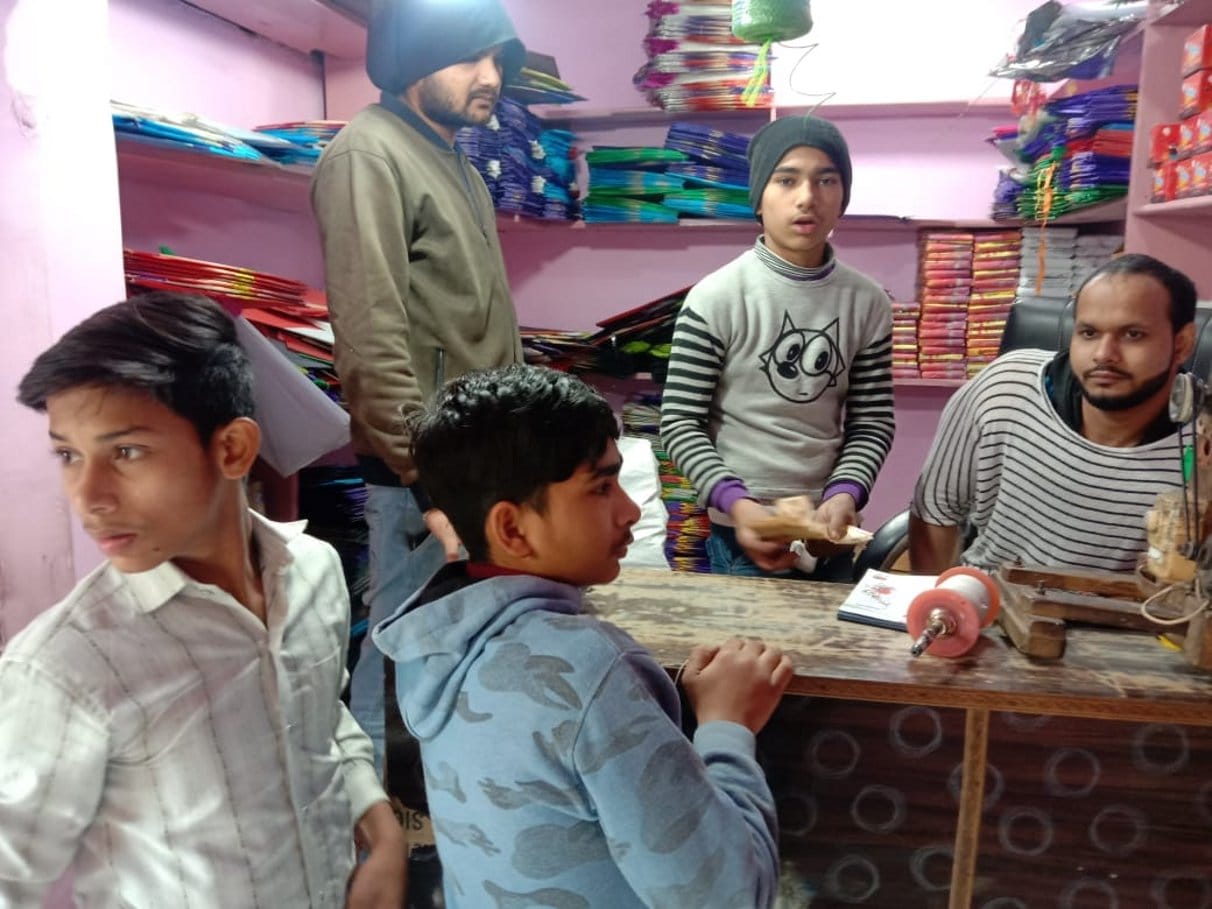 शहर के खालापार में पतंग की दुकान पर खरीदारी करते बच्चे।