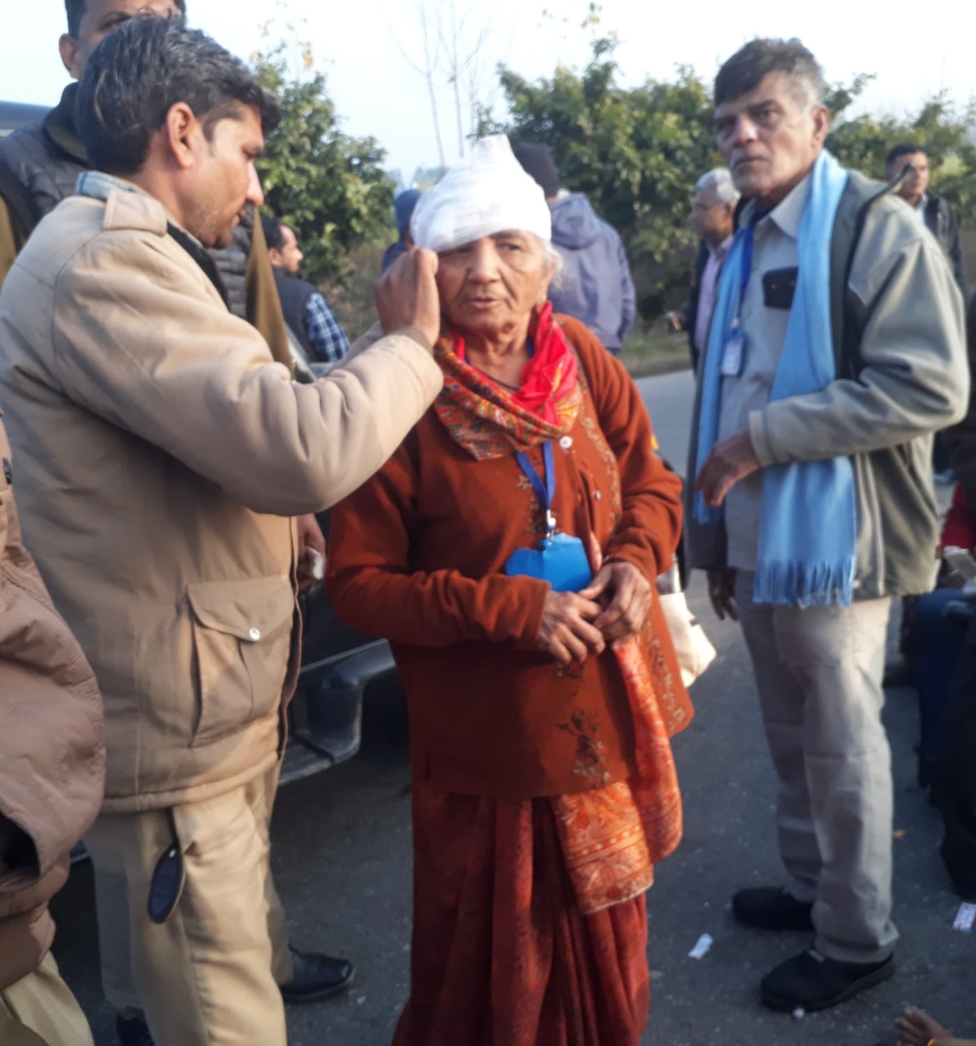 घायल महिला श्रद्धालु का उपचार करते पुलिसकर्मी । घायल महिला श्रद्धालु का उपचार करते पुलिसकर्मी ।
