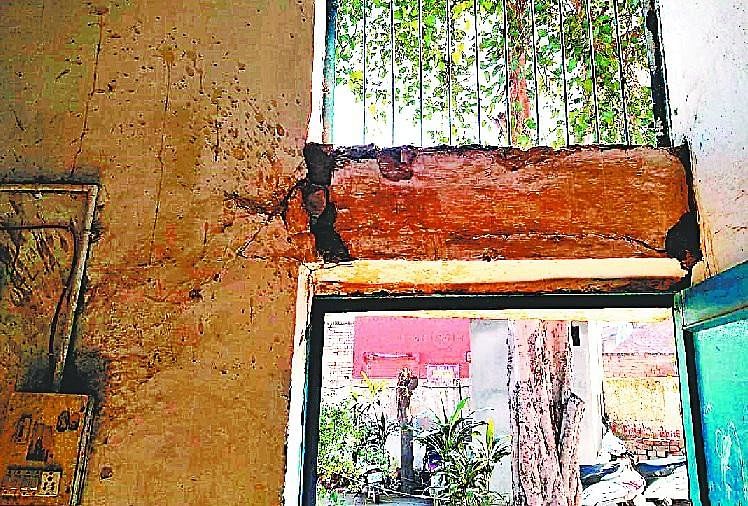 जर्जर हालत में कमरे की दीवारें