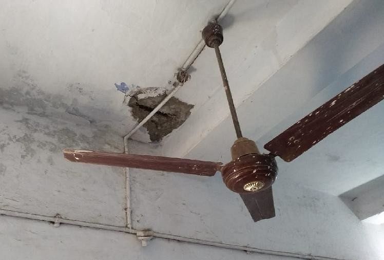 टूटी हुई कमरे की छत