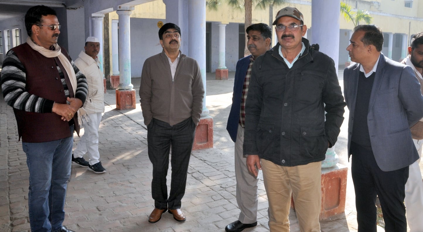 शामली आरके इन्टर कॉलेज में ज्वाहर नवोद्वय विद्यालय की प्रवेश परिक्षा के दौरान निरिक्षण करते डी? शामली आरके इन्टर कॉलेज में ज्वाहर नवोद्वय विद्यालय की प्रवेश परिक्षा के दौरान निरिक्षण करते डी?
