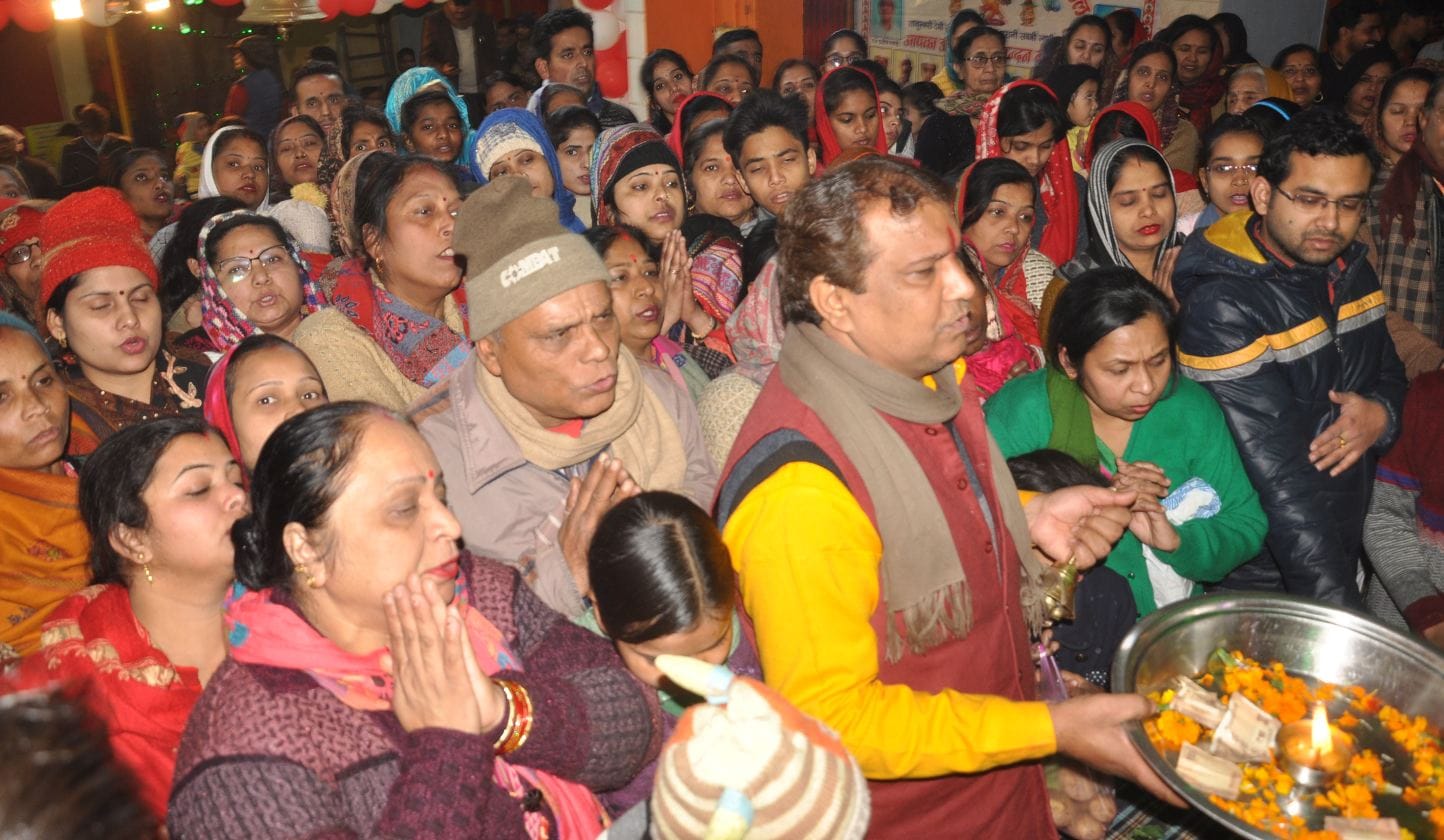 शामली  में मां शाकुंभरी देवी के जन्म दिवस पर  आठठे वाला  मन्दिर में पुजन करते श्रद्वांलू