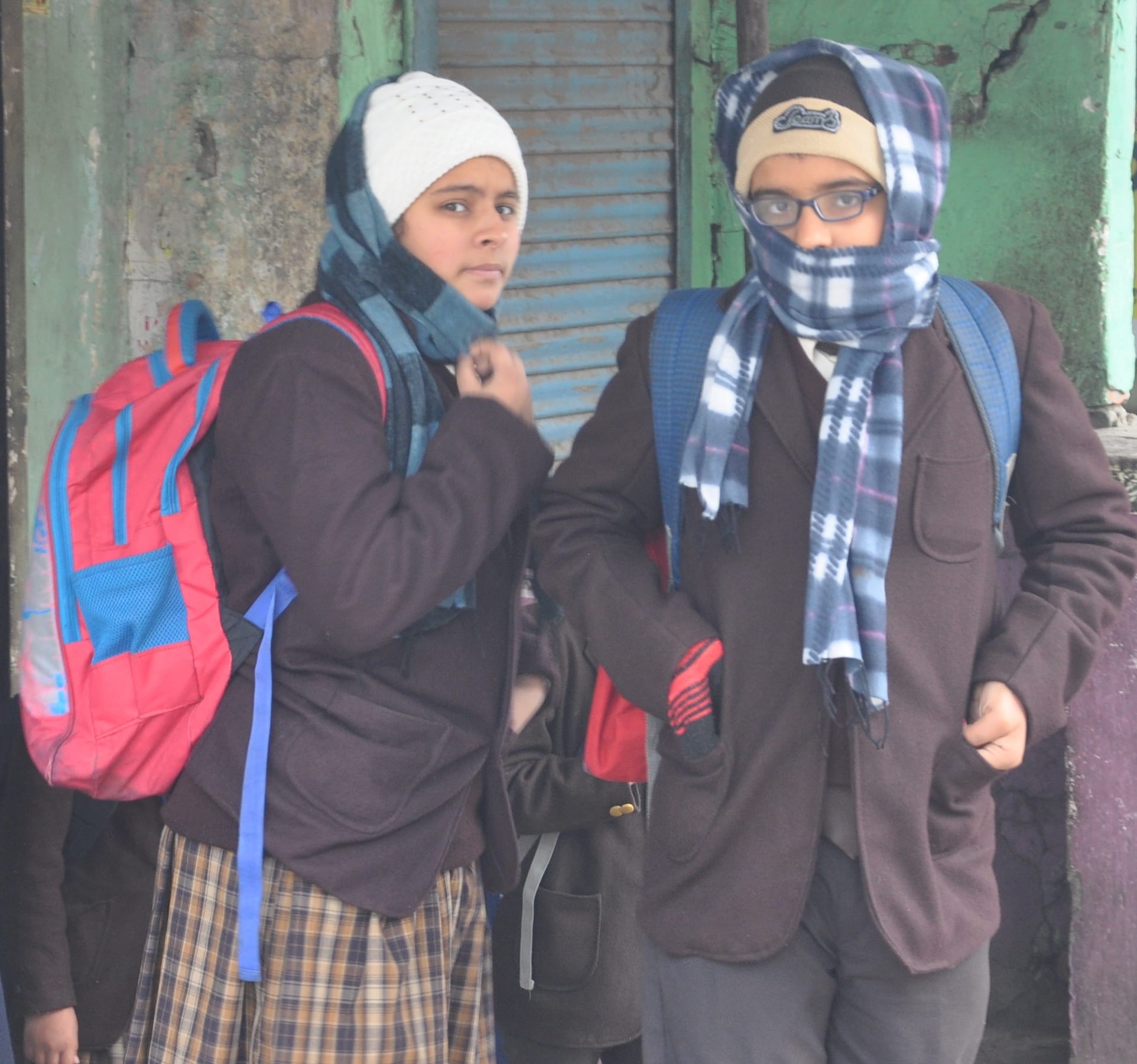 शामली भैसवाल बस अडडे पर सर्दी में वैन की इन्तजार में खडी छात्राएं शामली भैसवाल बस अडडे पर सर्दी में वैन की इन्तजार में खडी छात्राएं