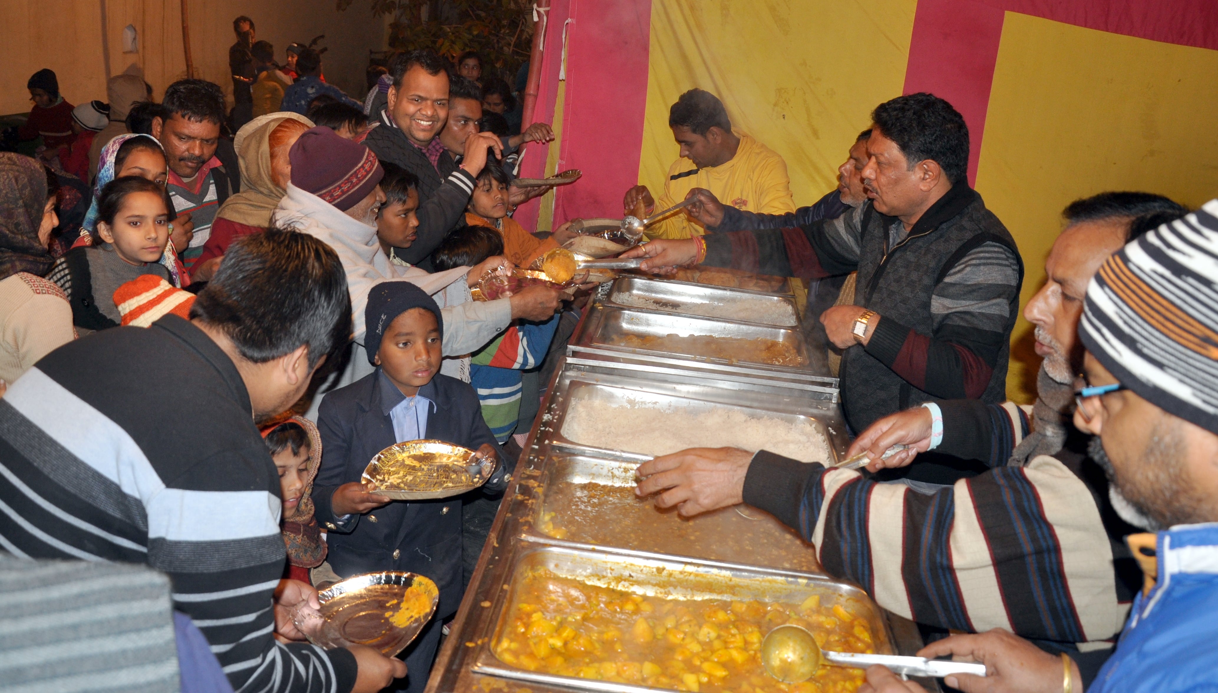 ामली  में मां शा ुंभरी देवी के जन्म दिवस पर दुर्गा मन्दिर में  भंडारे में प्रशाद ग्रहंण करते लोग