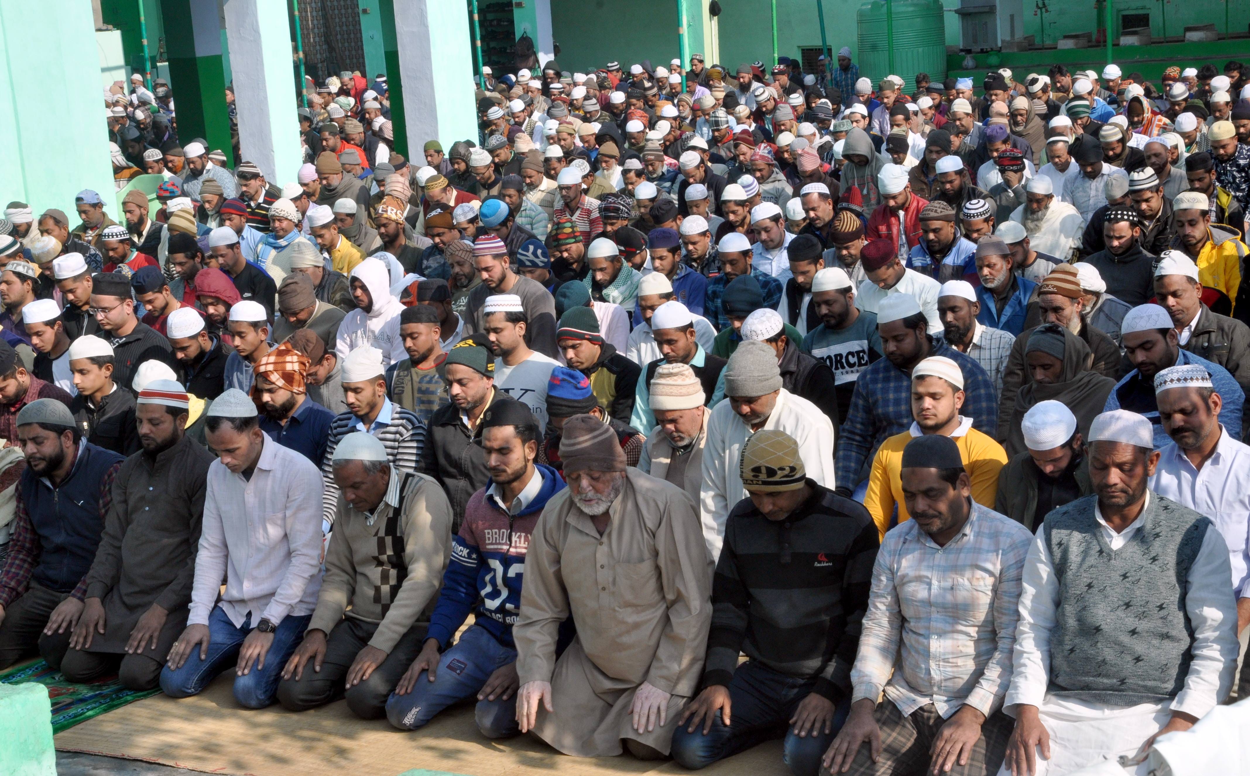शामली दिल्ली रोड पर जूमे की नमाज के दोरान मस्जिद  में नमाज पढते मुस्लिम समाज के लोग