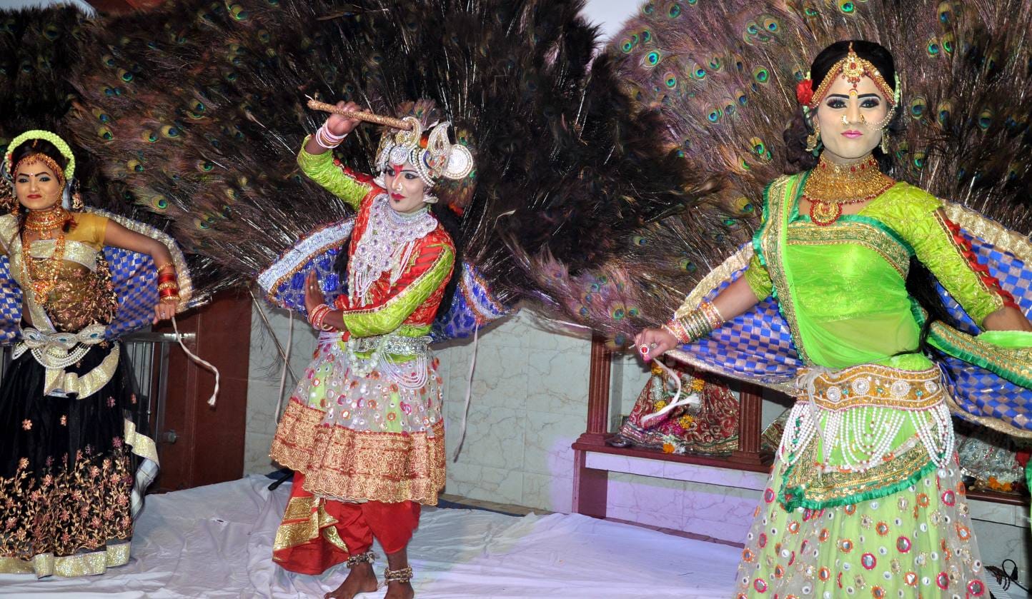 शामली में माँ शाकुम्भरी देवी के जन्मोत्सव पर शिव दुर्गा मन्दिर में राधा कुष्ण की वेशभूषा में नृत?
