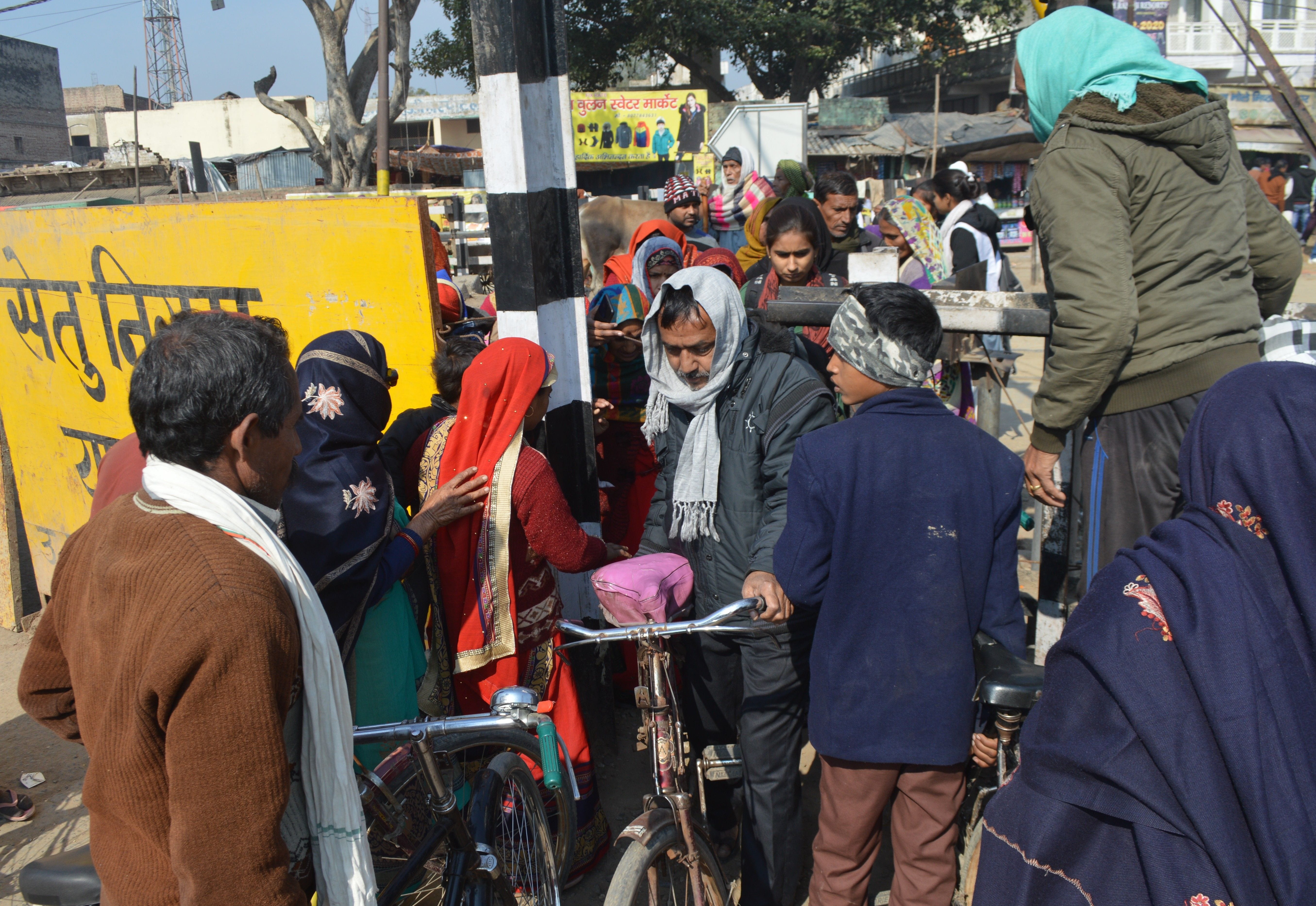 तालाब चौराहे पर फाटक बंद होने के बाद निकलते लोग। तालाब चौराहे पर फाटक बंद होने के बाद निकलते लोग।